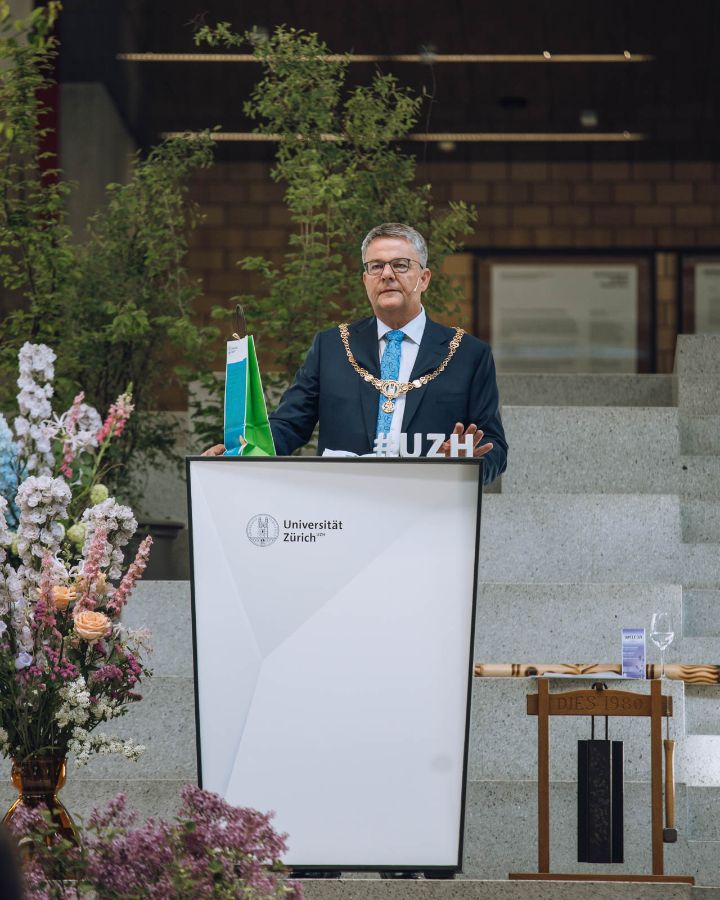 Rektor Prof. Dr. Michael Schaepman verabschiedet Prof. Dr. Joël Mesot, Präsident der ETH, nach dem Grusswort.